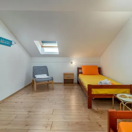 2 Bedroom Beautiful In ノヴィ・ヴィノドロスキー
