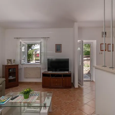別荘 2 Bedroom Beautiful In ノヴィ・ヴィノドロスキー