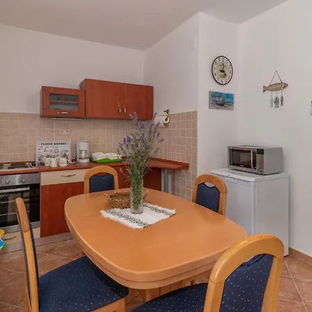 2 Bedroom Beautiful In ノヴィ・ヴィノドロスキー